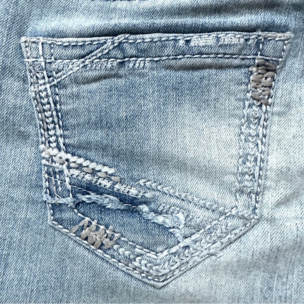 Maurices Faded Blue Cropped Jeans Embroidered Pockets Size 6 GUC